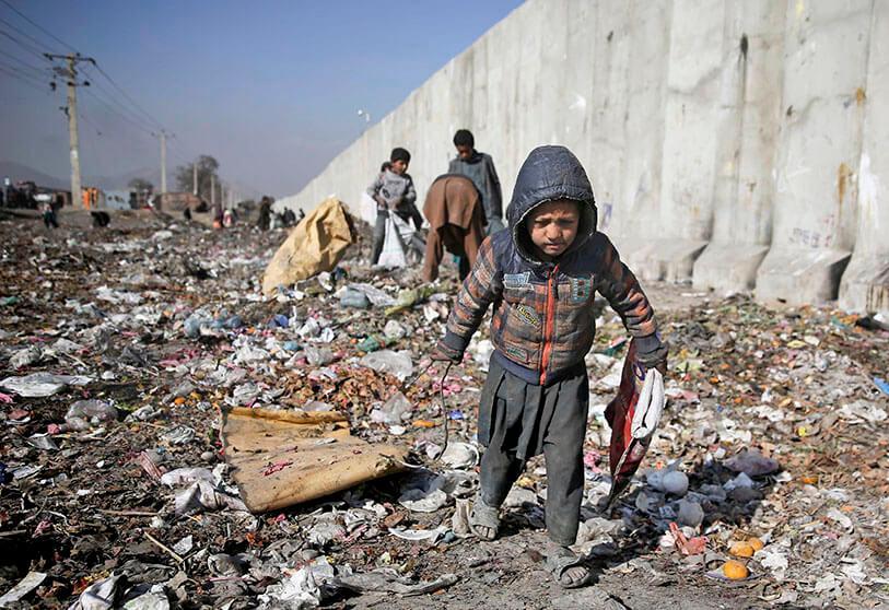 Mueren 6 niños afganos por detonación de explosivo que encontró uno de ellos
