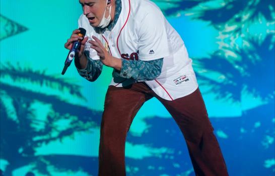 Bad Bunny rinde homenaje a David Ortiz en su concierto en el Quisqueya