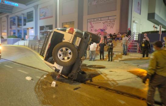 Una yipeta queda suspendida en dos ruedas al chocar con un carro en avenida Los Próceres