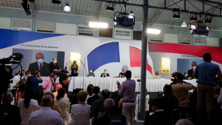 En concurrido salón  entregan certificado de elección al presidente electo Luis Abinader