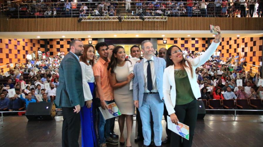 Entregan 1,200 becas para   la transformación digital