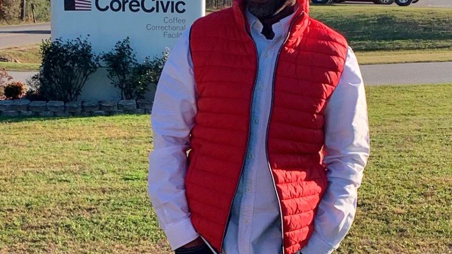 Tras 17 años en cárcel, liberan a hombre por condena errónea