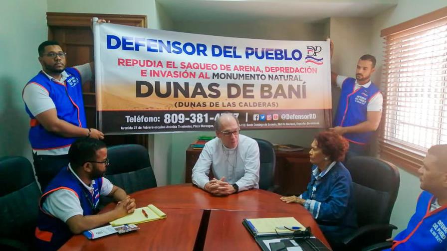 Defensora del pueblo realiza levantamiento sobre las Dunas de Baní