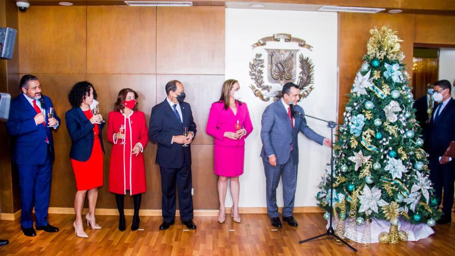 JCE da la bienvenida a la Navidad en su sede central con encendido de arbolito JCE da la bienvenida a la Navidad en su sede central con encendido de arbolito