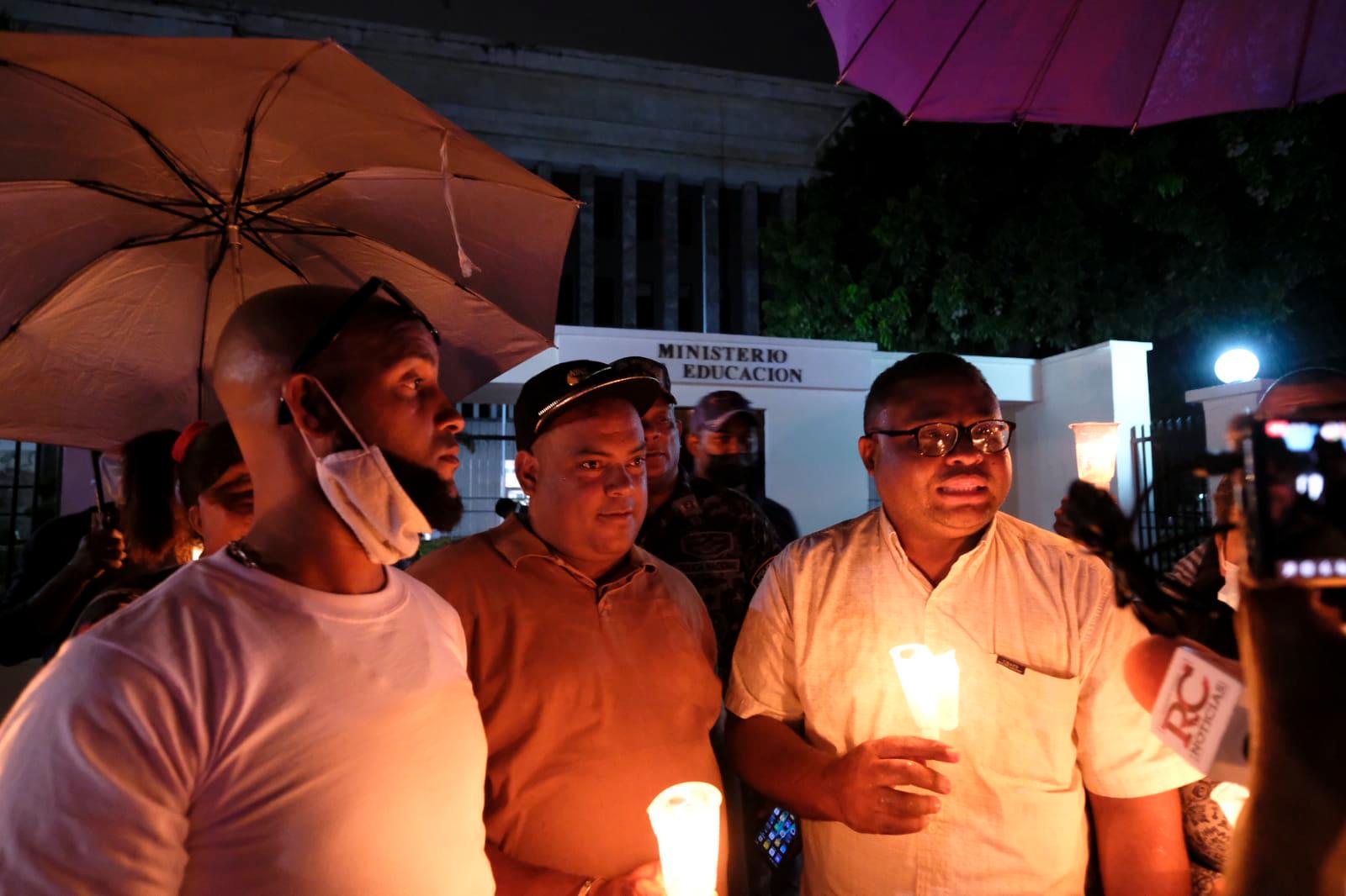 Los desvinculados del Minerd advierten este lunes 10 de mayo que marcharán desnudos si no les pagan prestaciones laborales.