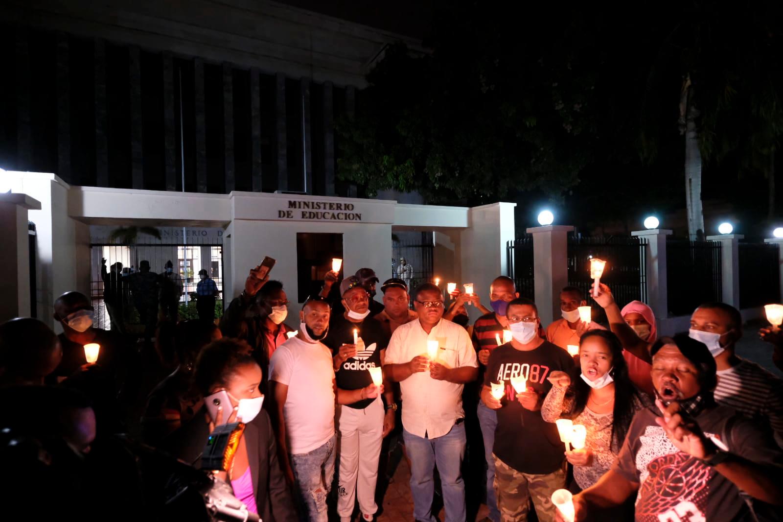 Cancelados del Ministerio de Educación realizan este lunes 10 de mayo un encendido de velas en señal de protestas porque no les pagan prestaciones laborales.