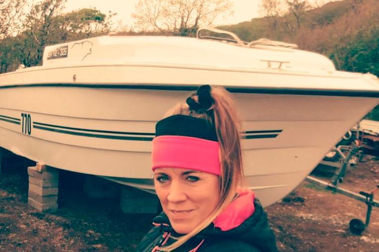 Una mujer encuentra un bote perdido valuado en 60,000 dólares 