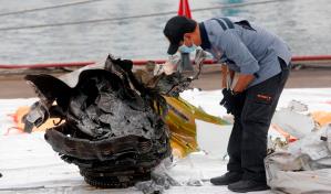 Encuentran caja negra del avión que cayó al mar con 62 personas en Indonesia