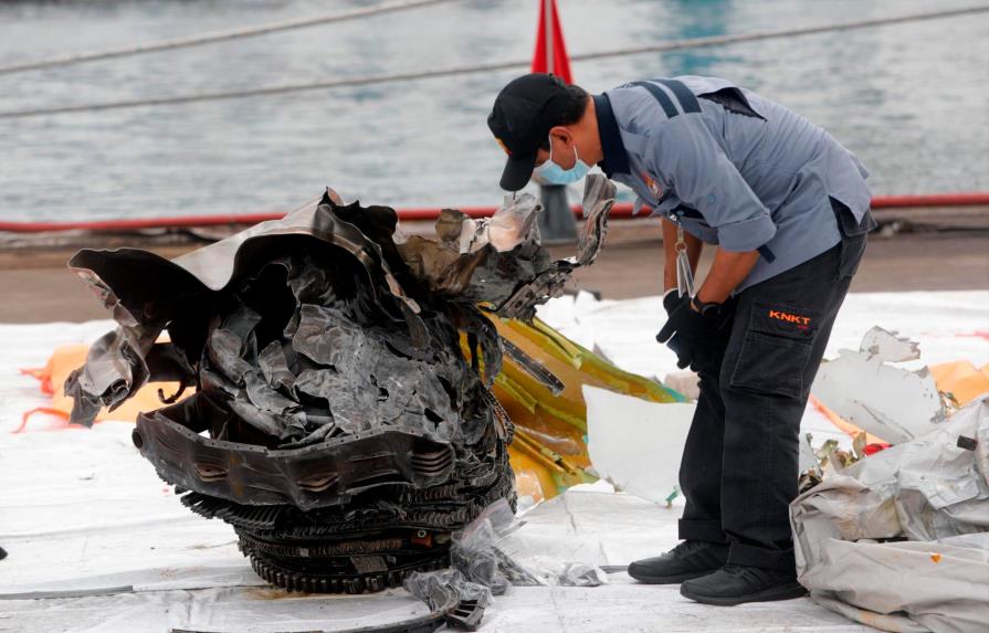 Encuentran caja negra del avión que cayó al mar con 62 personas en Indonesia