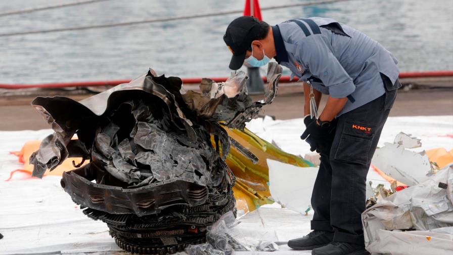Encuentran caja negra del avión que cayó al mar con 62 personas en Indonesia Encuentran caja negra del avión que cayó al mar con 62 personas en Indonesia