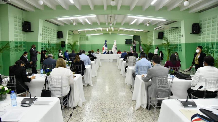 Roberto Fulcar reúne al Consejo Nacional de Educación Roberto Fulcar reúne al Consejo Nacional de Educación