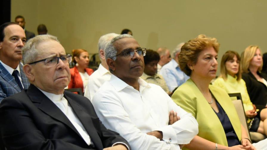 Sube cifra de personas que se identifican con la Iglesia evangélica; la católica baja