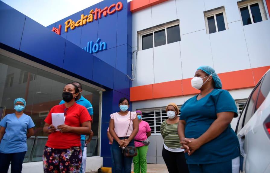 Enfermeras de hospital Arturo Grullón denuncian tienen ocho meses sin cobrar