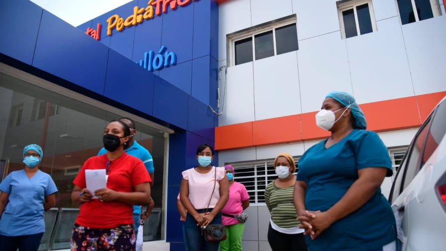 Enfermeras de hospital Arturo Grullón denuncian tienen ocho meses sin cobrar