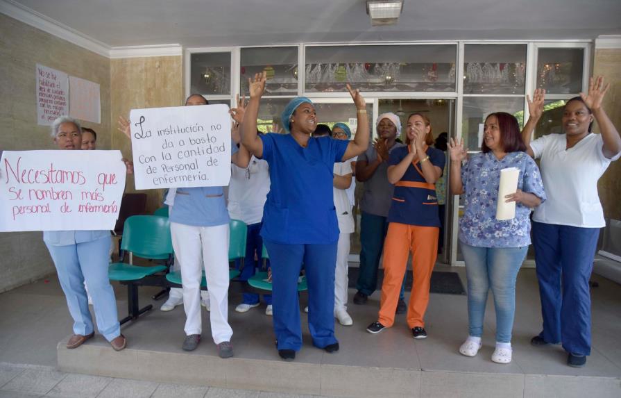 Enfermeras llegan a su tercer día de huelga en el hospital infantil de Santiago