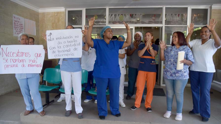Enfermeras llegan a su tercer día de huelga en el hospital infantil de Santiago