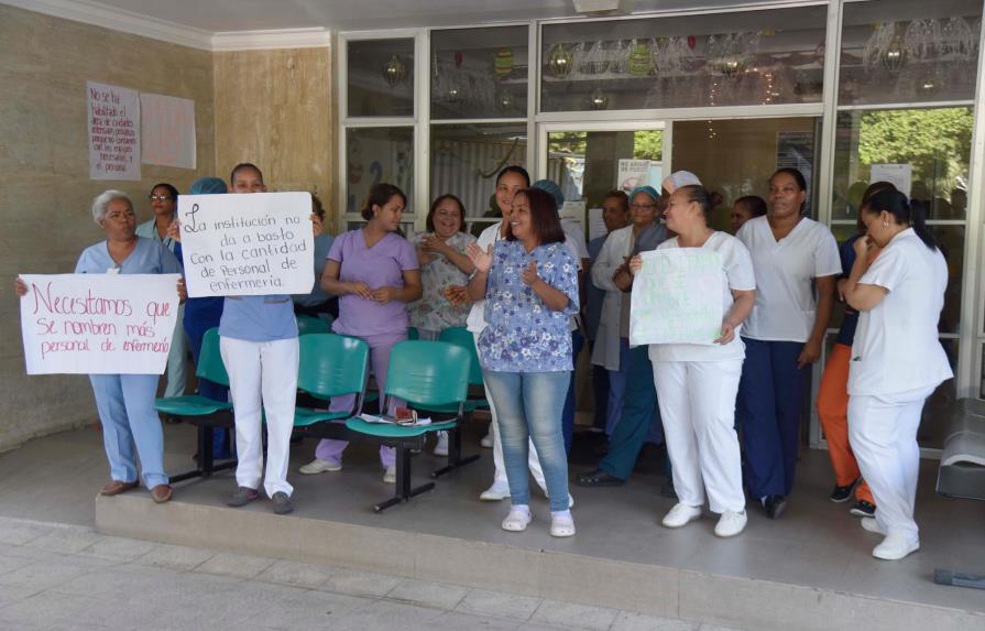 Huelga de enfermeras en hospital infantil de Santiago llega a su segundo día 