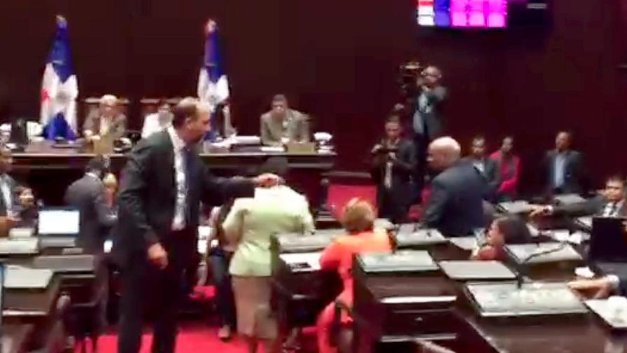 Enfrentamiento en el PLD se complica; leonelistas se rebelan en el Congreso
Se complica enfrentamiento en el PLD; los leonelistas se rebelan en el Congreso