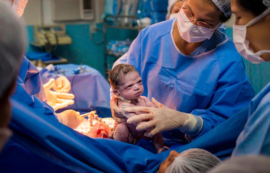 Fotografía de una bebé que nació “enojada” se ha hecho viral en redes sociales 