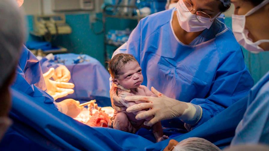 Fotografía de una bebé que nació “enojada” se ha hecho viral en redes sociales 