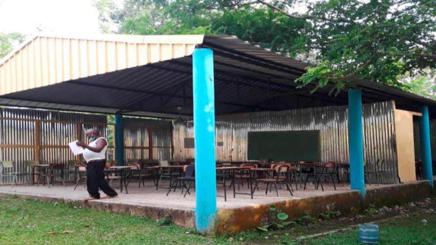 Comunidad escolar de Vicentillo de El Seibo podría retornar a clases en una enramada Comunidad escolar de Vicentillo de El Seibo podría retornar a clases en una enramada