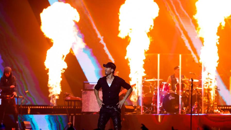 Bad Bunny y Myke Towers acompañan el disco “final” de Enrique Iglesias