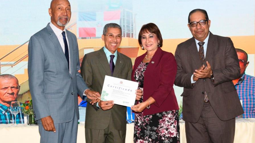 Reconocen al director de Promese/Cal por su trayectoria en el Estado