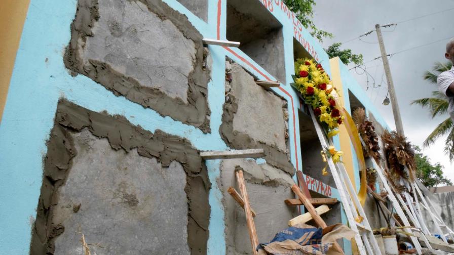 Sepultan cuatro víctimas de accidente Maimón-Cotuí