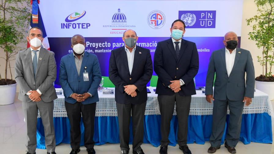 Ponen en marcha proyecto para capacitar 3,350 jóvenes en mantenimiento de equipos tecnológicos