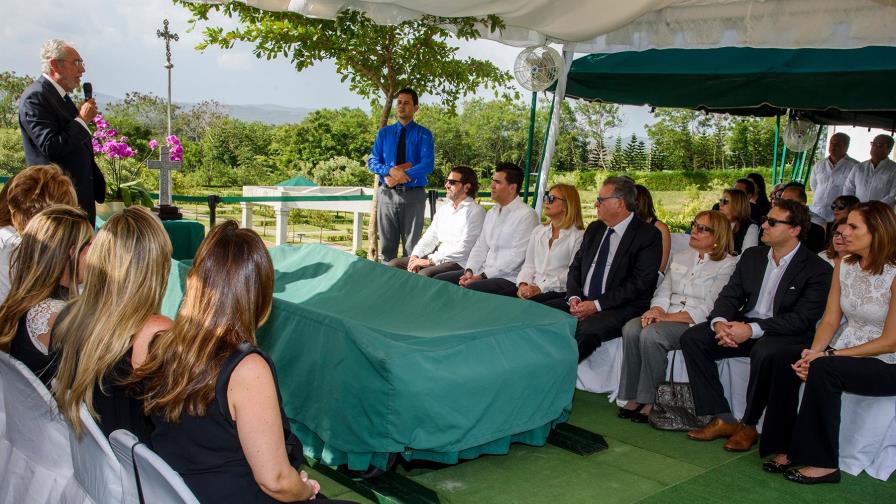 Sepultan restos señora Rosa Michel en Puerta del Cielo