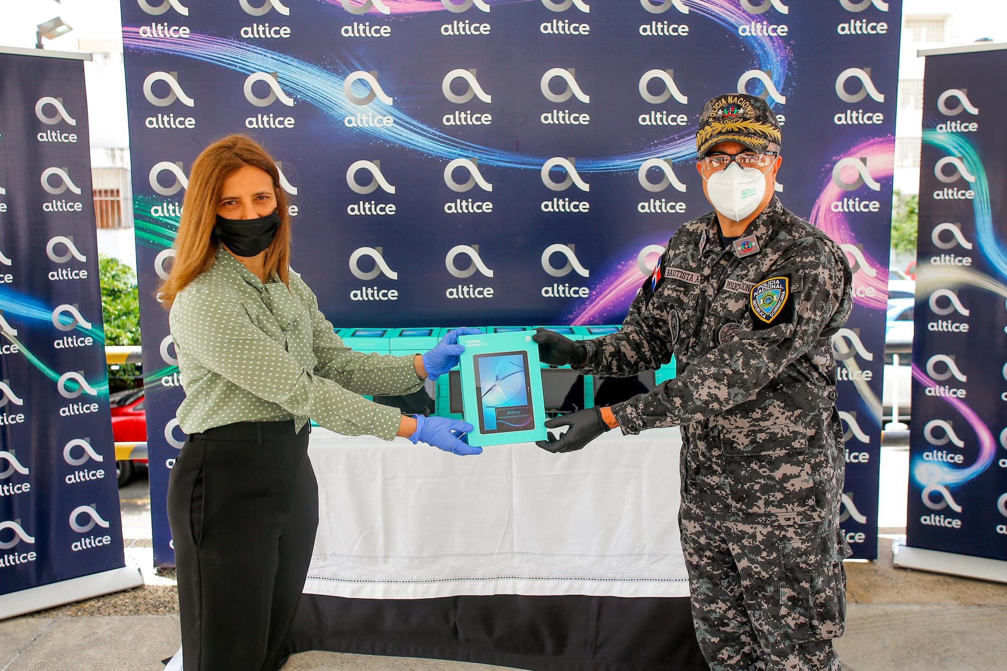 Entrega de 70 tabletas a Policia Nacional para programa ARCO.