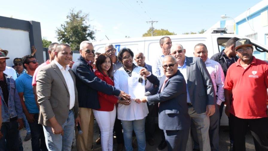 Gobierno entrega autobuses a estudiantes universitarios Gobierno entrega autobuses a estudiantes universitarios