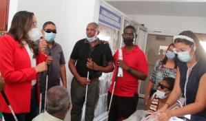 Fundación Francina entrega bastones blancos a personas con discapacidad visual del Ensanche Luperón