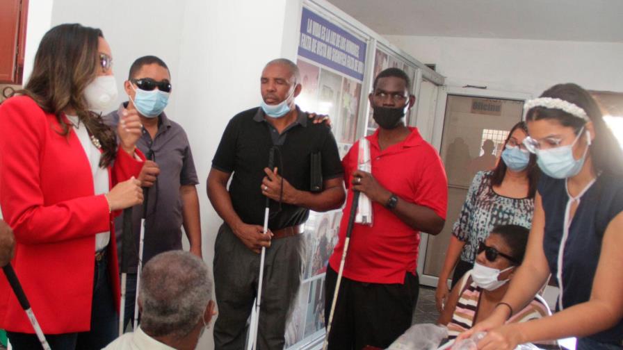 Fundación Francina entrega bastones blancos a personas con discapacidad visual del Ensanche Luperón