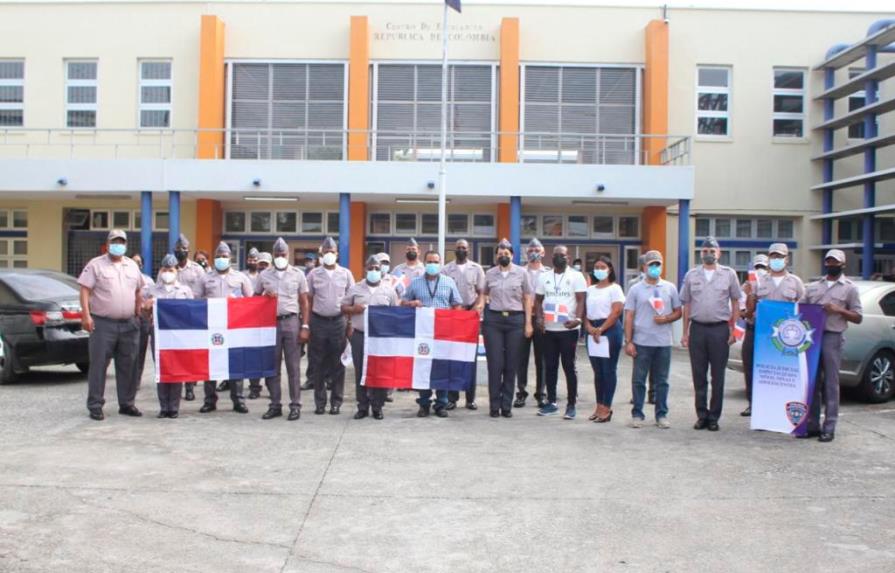 Policía Judicial celebra Día Nacional del Estudiante con entrega de banderas en el ensanche Luperón