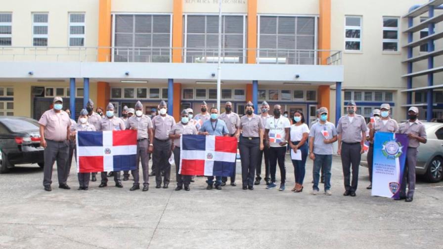 Policía Judicial celebra Día Nacional del Estudiante con entrega de banderas en el ensanche Luperón