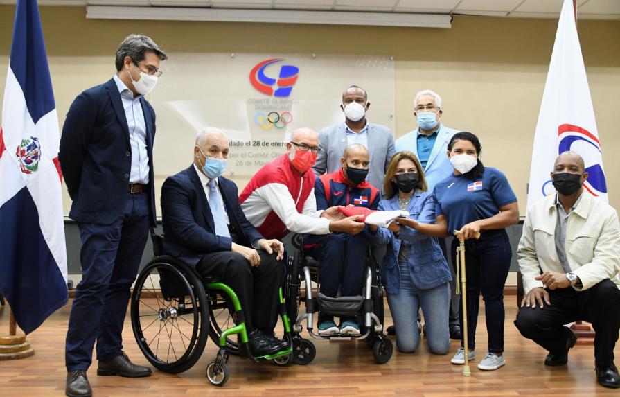Alcaldesa entrega bandera a delegación irá a Juegos Paralímpicos Tokio 2020