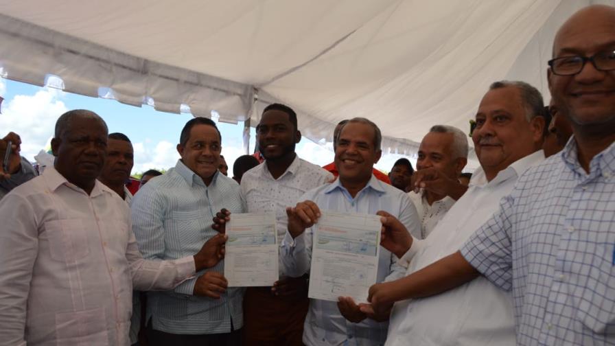 El FEDA entrega RD$ 93 millones a productores de Pedernales