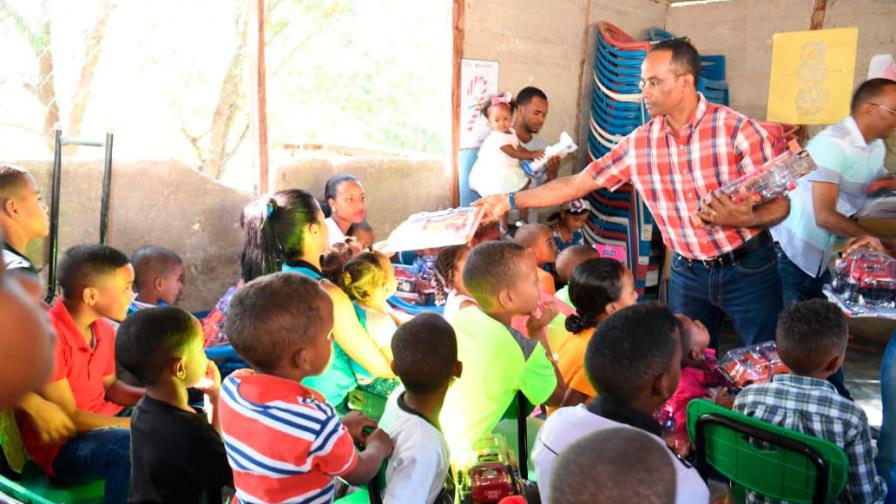 Inavi entrega juguetes educativos a miles de niños