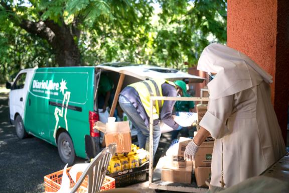 Entrega de raciones al Hogar San Francisco de Asís.