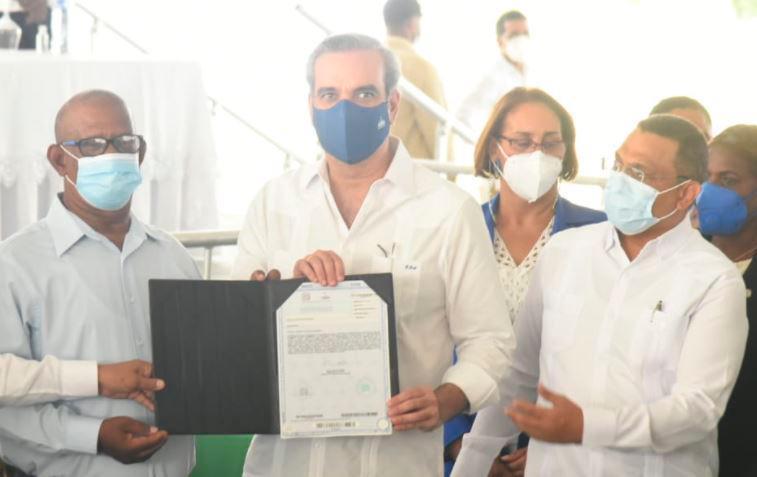 Presidente Abinader entrega 985 títulos de propiedad en Nigua, San Cristóbal 