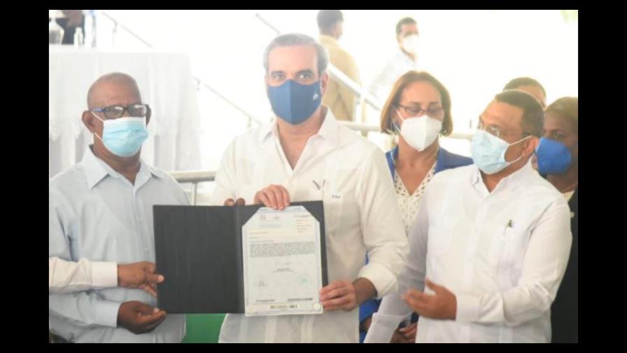 Presidente Abinader entrega 985 títulos de propiedad en Nigua, San Cristóbal 