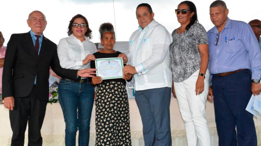 IAD entrega 250 títulos de propiedad a parceleros IAD entrega 250 títulos de propiedad a parceleros