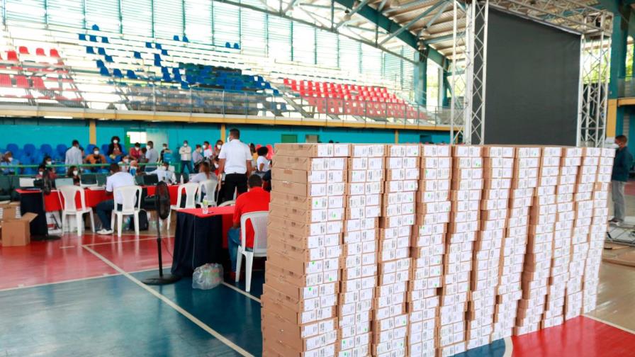 Minerd entrega más de 14 mil computadoras a estudiantes de Higüey