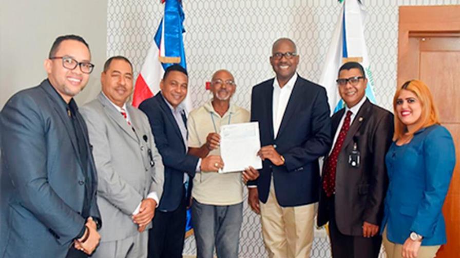 Alcaldía de Santo Domingo Este entrega el doble sueldo Alcaldía de Santo Domingo Este entrega el doble sueldo