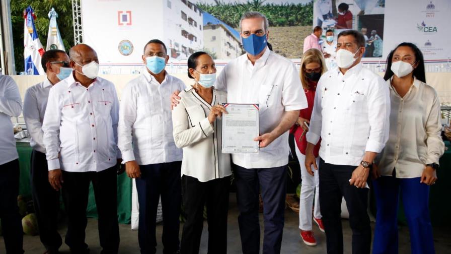 Abinader entrega  600 títulos de propiedad y  supervisa y anuncia obras en María Trinidad Sánchez 