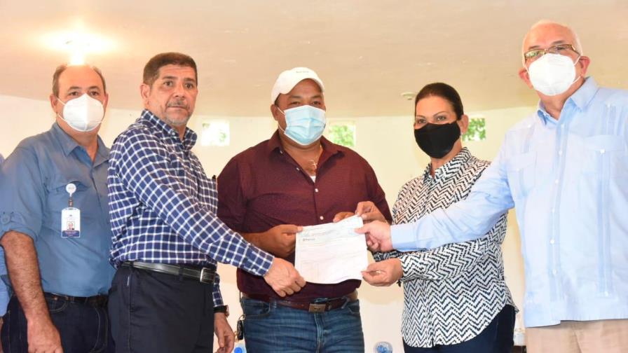 Afectados peste porcina en Espaillat, Hermanas Mirabal y La Vega reciben compensación económica