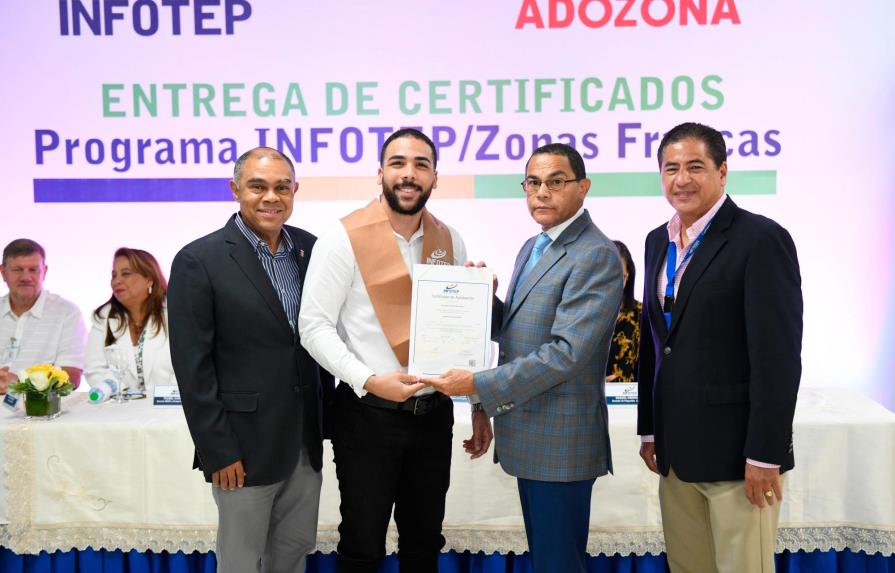 INFOTEP entrega certificados a 380 trabajadores de zonas francas