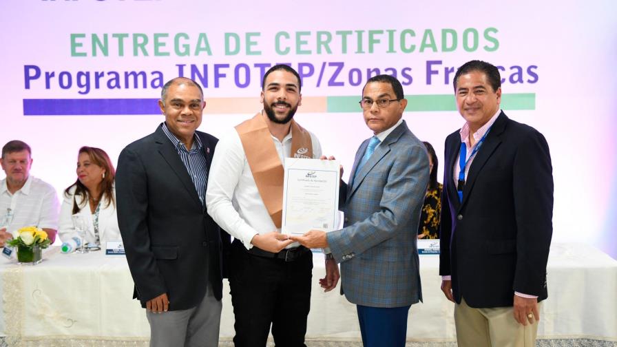 INFOTEP entrega certificados a 380 trabajadores de zonas francas
