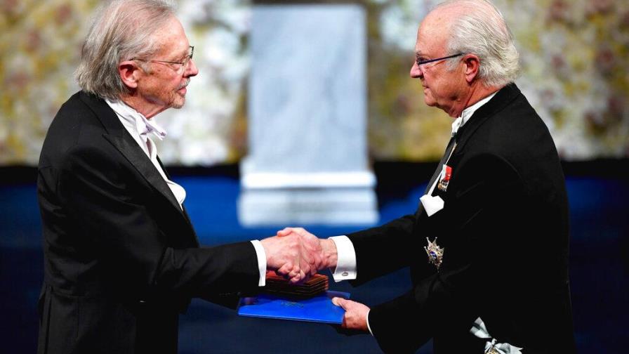 Entre protestas, Peter Handke recibe su Nobel de literatura